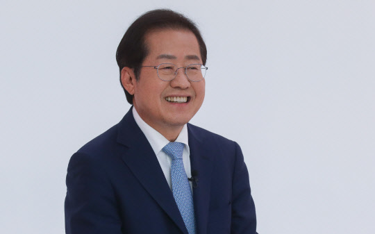 9일 서울 금천구 즐스튜디오에서 열린 국민의힘 대선 경선 후보 '국민 시그널 면접'에 참가한 홍준표 후보가 스튜디오로 들어서고 있다. 국회사진기자단=연합뉴스.